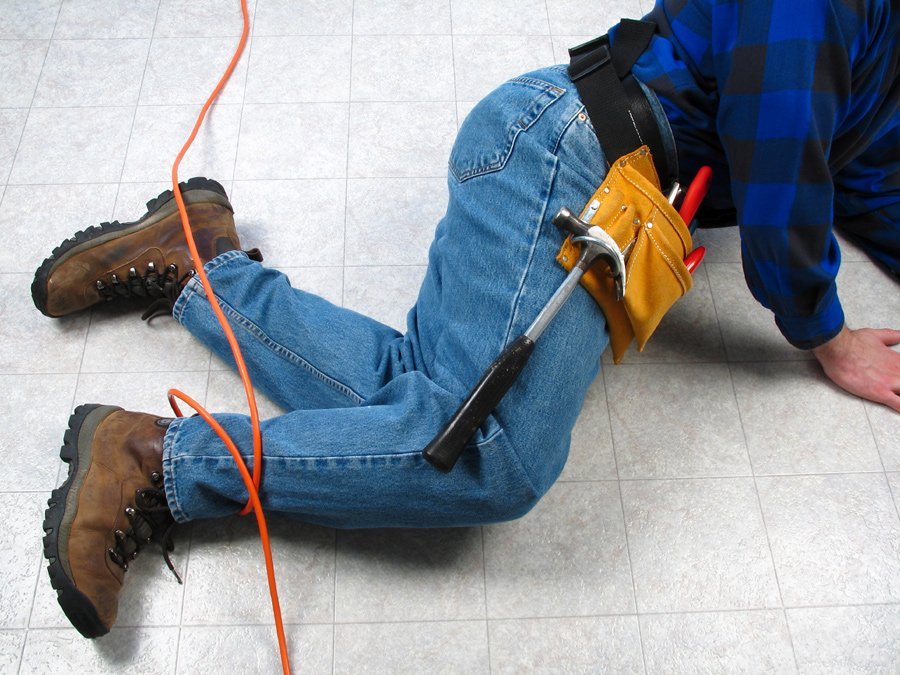 Trabajador lesionado en el trabajo recibiendo asistencia