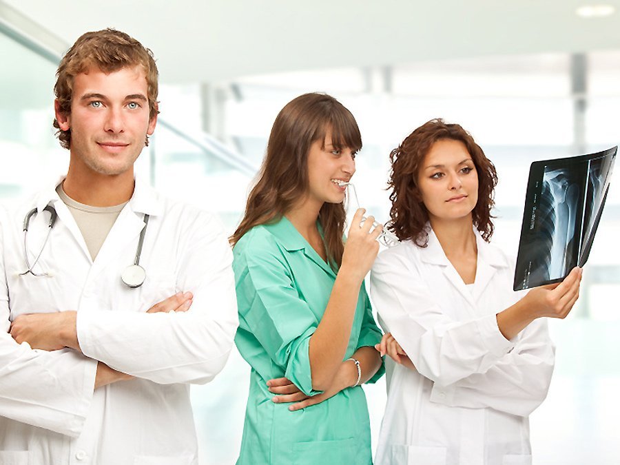 Especialistas en ortopedia revisando una radiografía