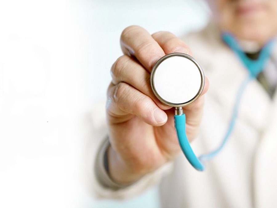 Médico con estetoscopio en una clínica ortopédica