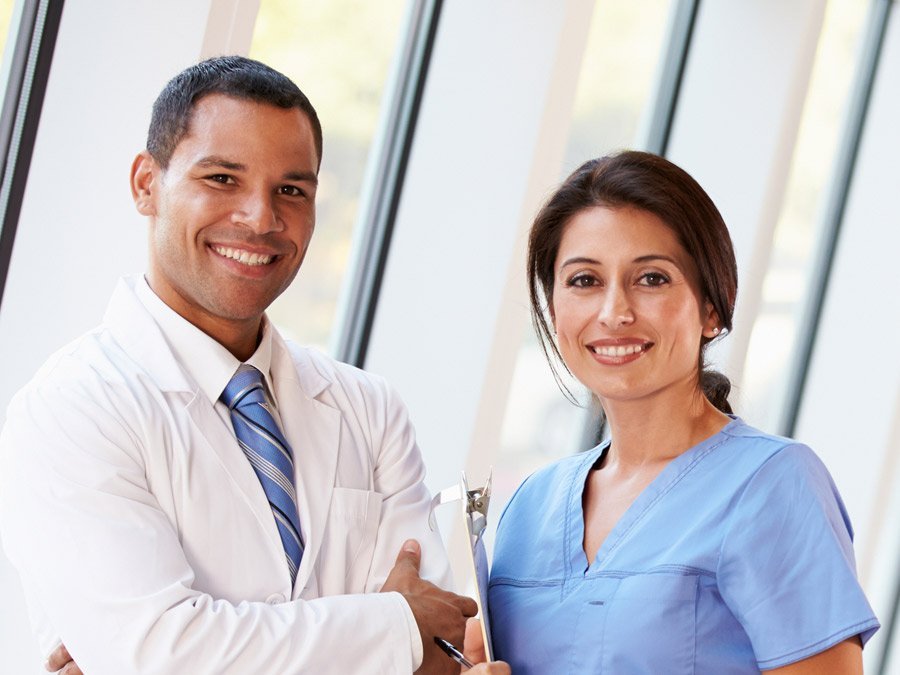 Médico y enfermera atendiendo a un paciente con lesiones